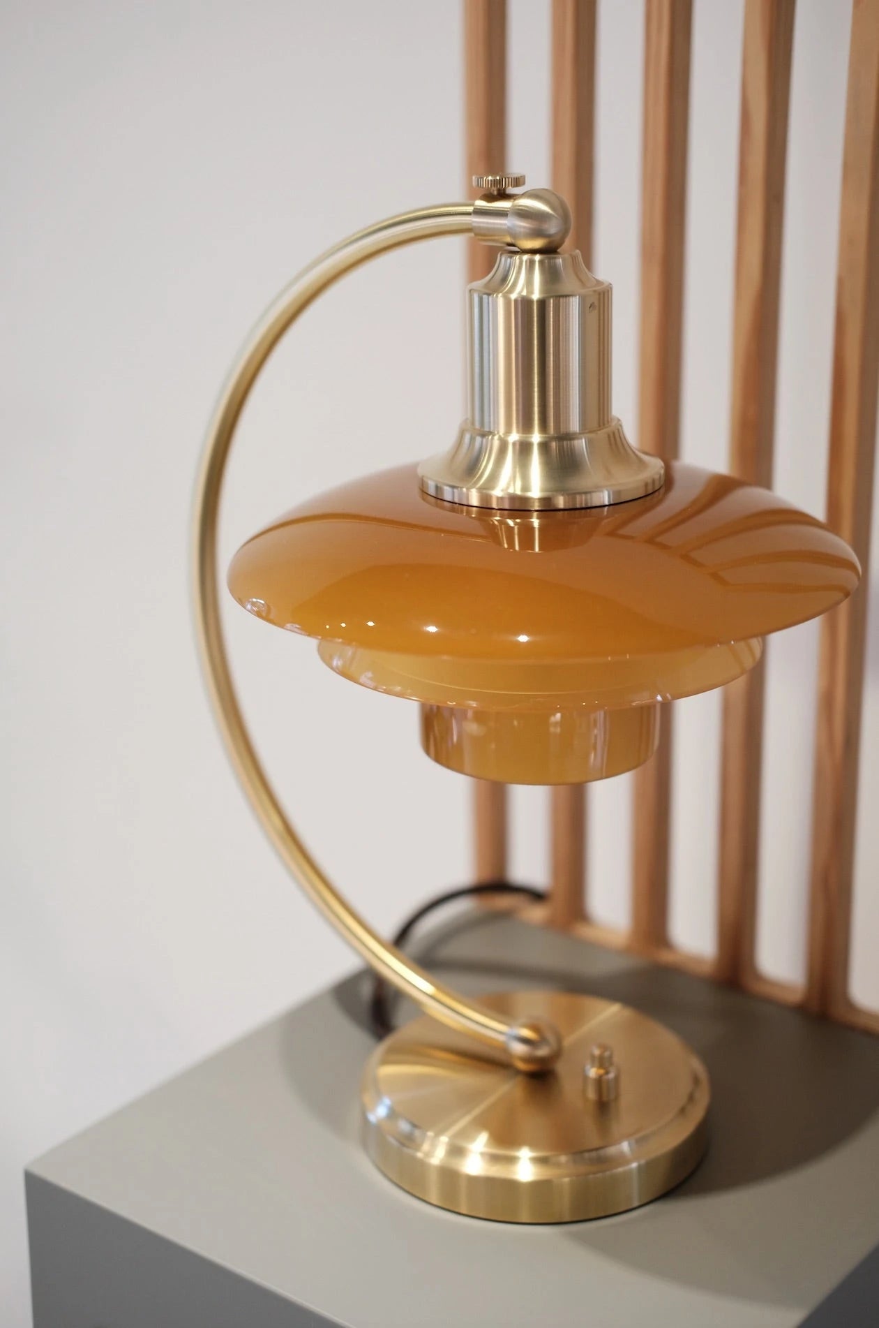 北歐桌燈推薦：PH 2/2 Luna 桌燈 2023 年度暨亞洲限量款．琥珀色燈罩款-7