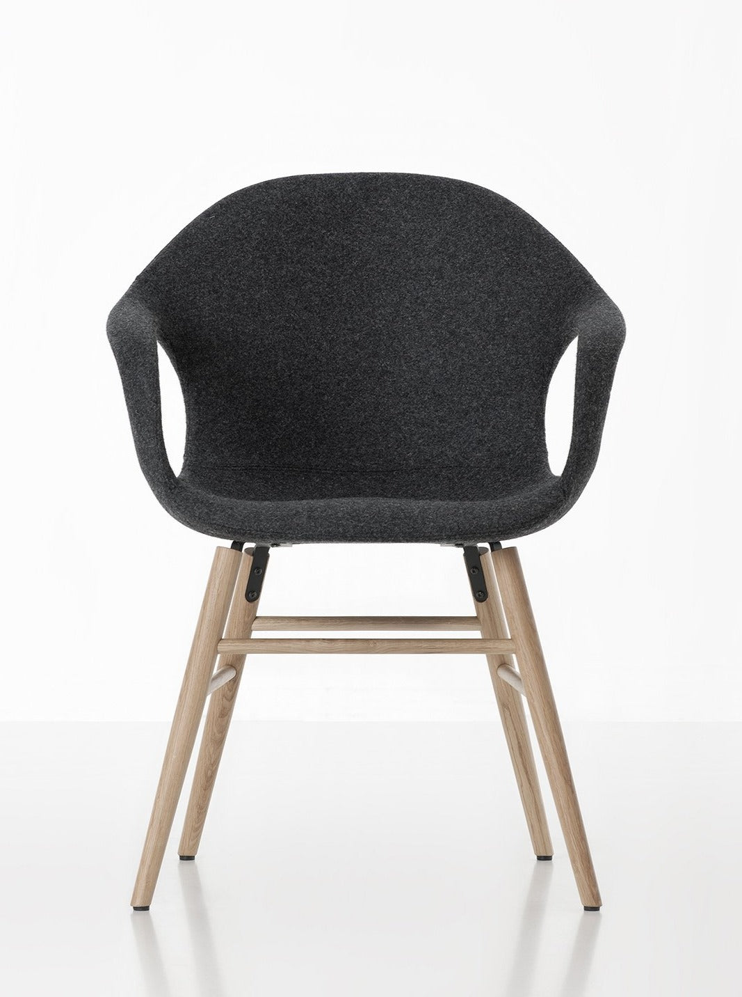 ダイニングチェア Kristalia Elephant Chair on Wooden Base Kristalia Elephant Armchair on Wooden Base 大象扶手木椅 - 居雅堂